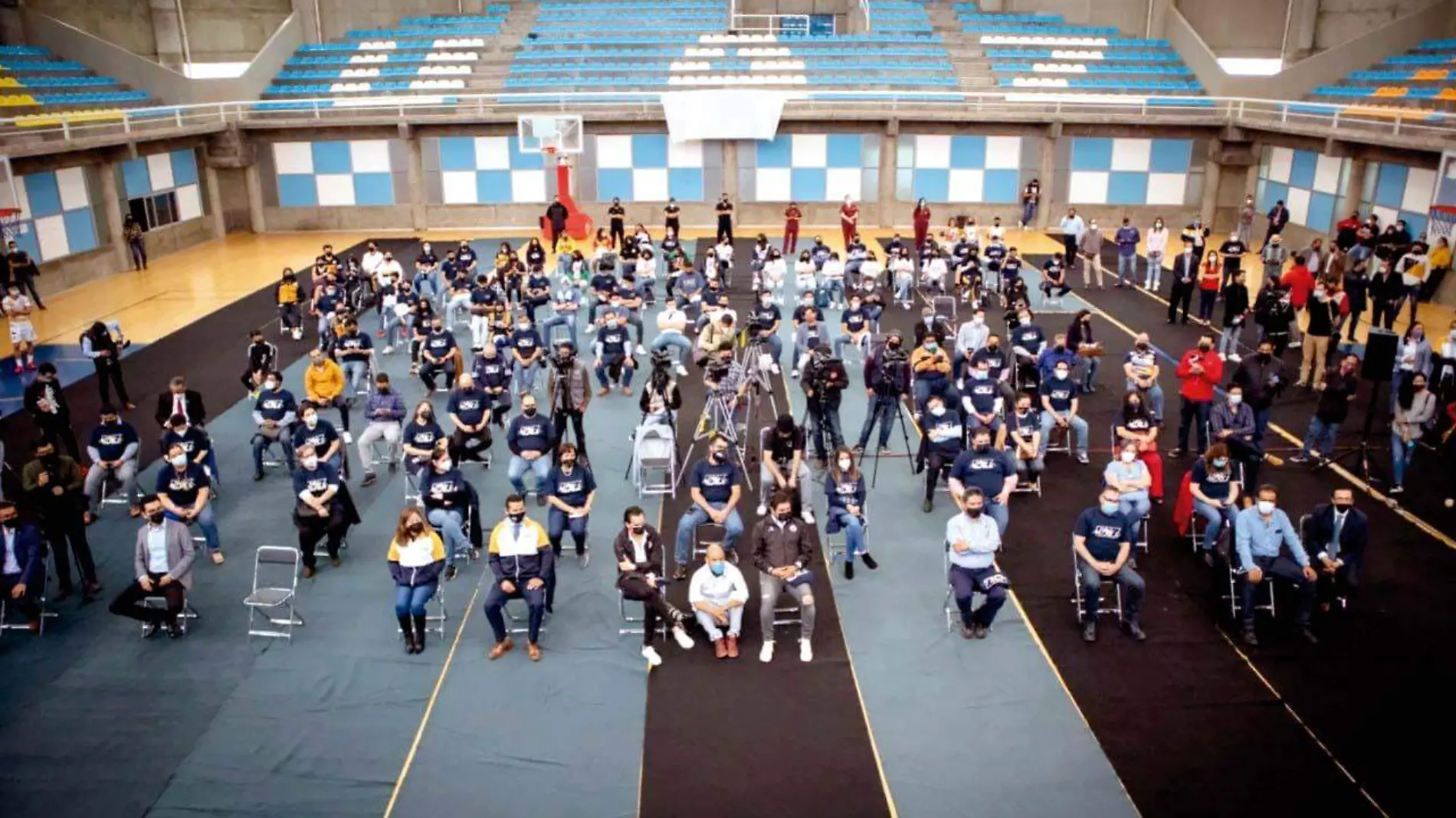 Universitarios reunidos en el gimnasio del campus UAZ